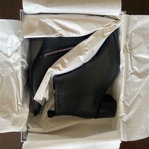 Everlane black pebbled boss boot